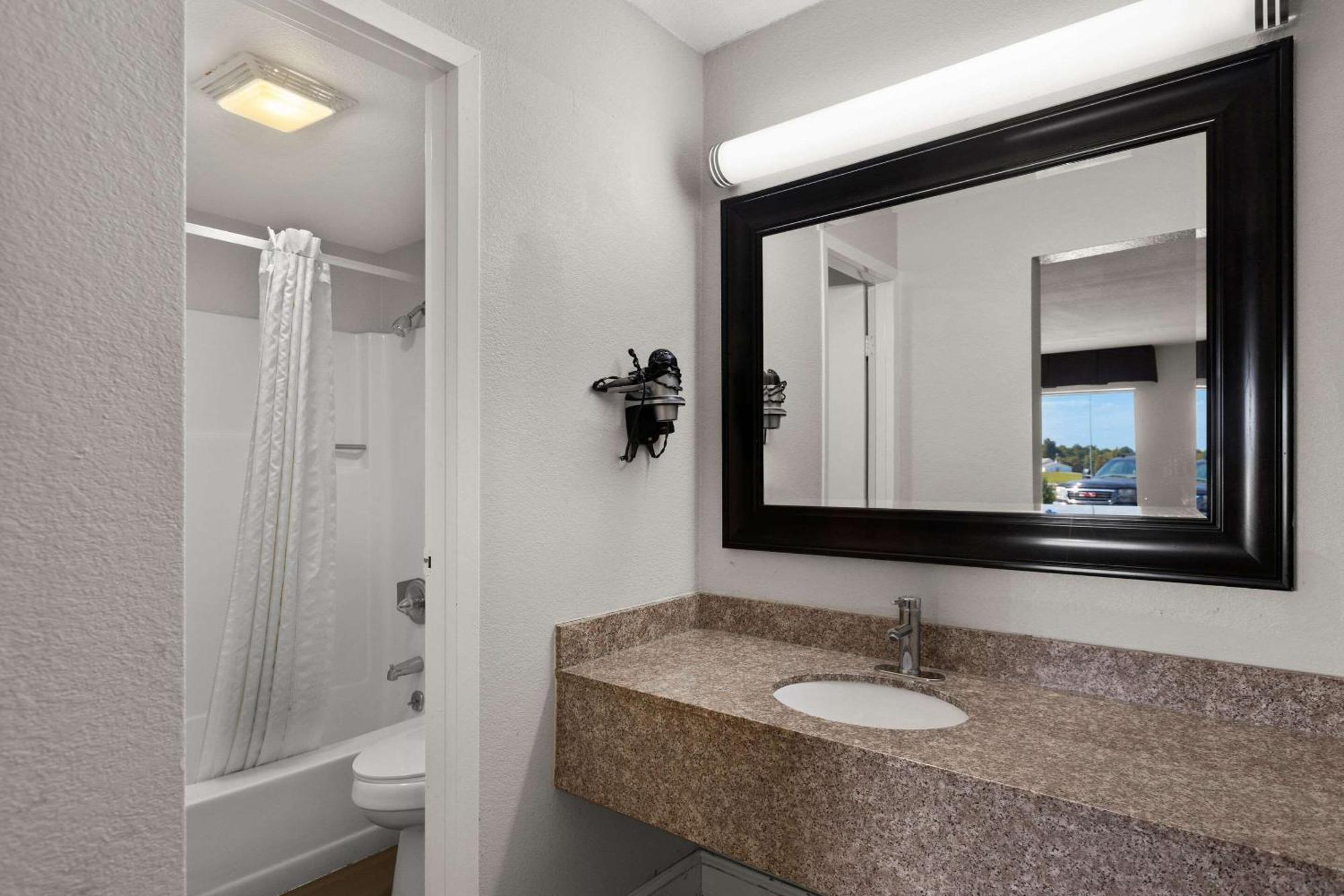 Econo Lodge White Pine Morristown I-81 & I-40 Split Екстер'єр фото